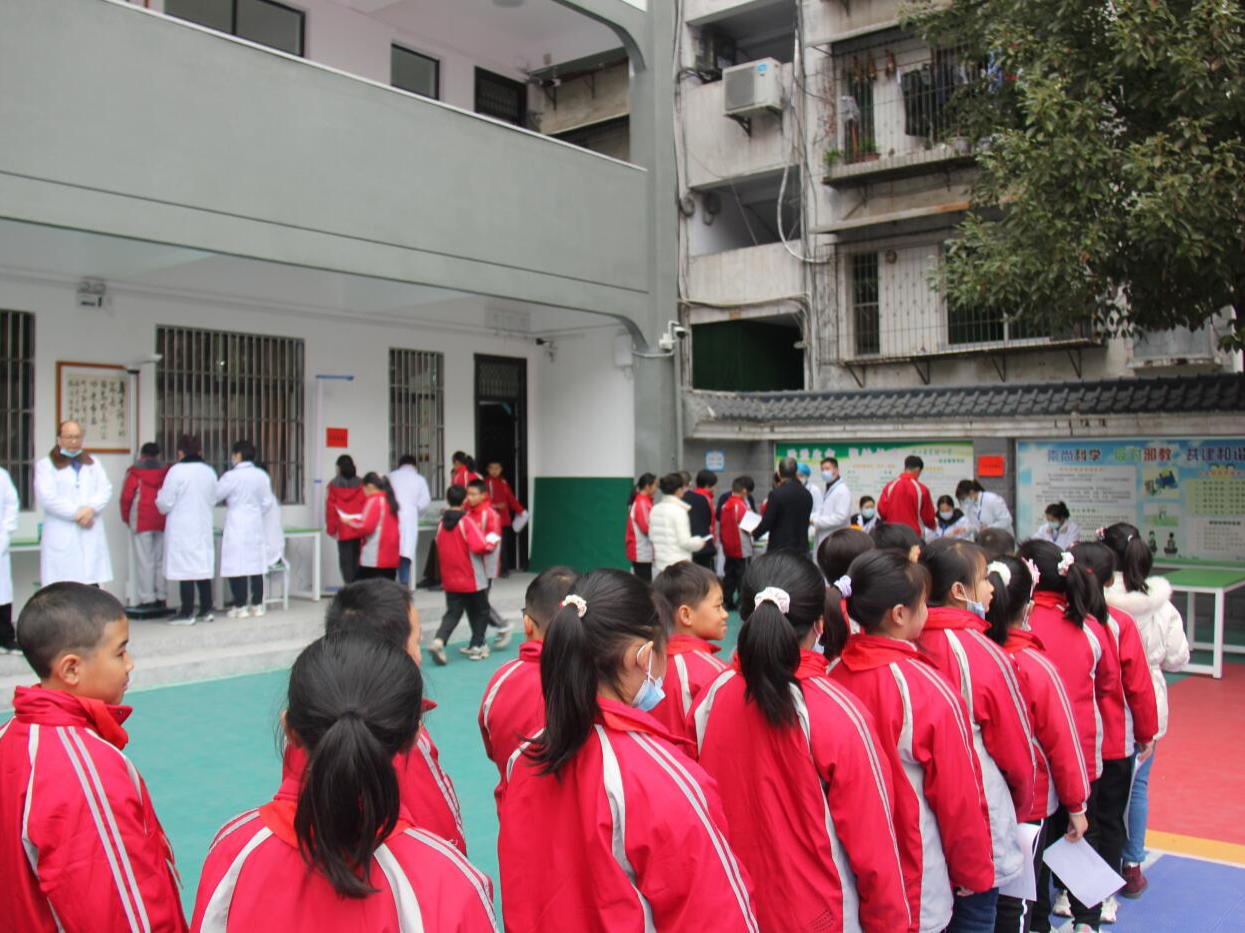 县实验小学：体检进校园 护航促成长