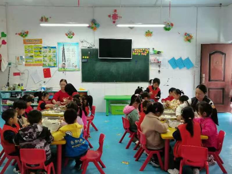  溢水镇十星幼儿园：开展“包饺子”主题实践活动