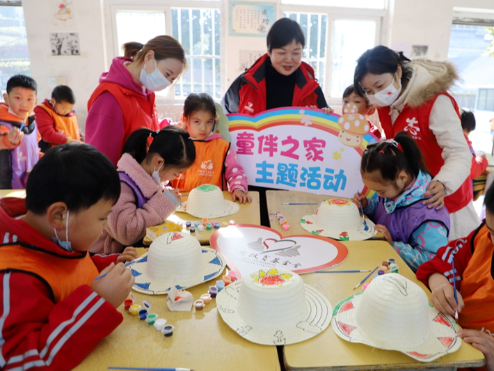 麻家渡镇“童伴妈妈”情暖留守儿童