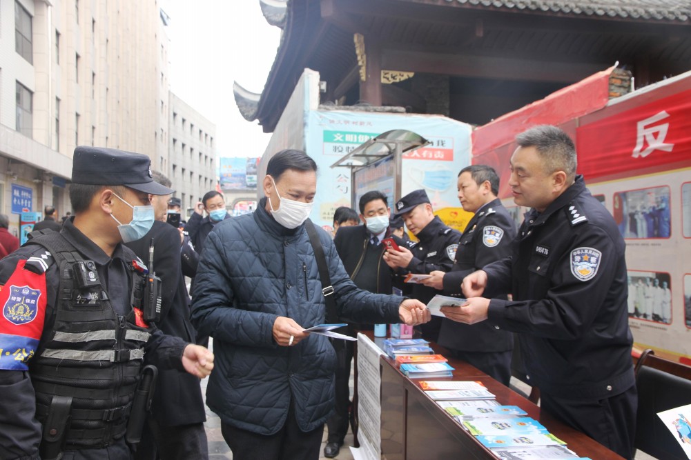 縣公安局開展反恐防詐宣傳