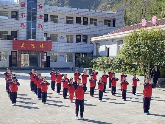 挡鱼小学：积极开展艺术体育活动