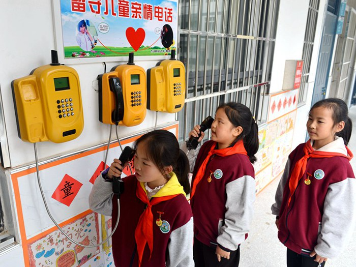 双台乡中心学校：“亲情电话”暖童心