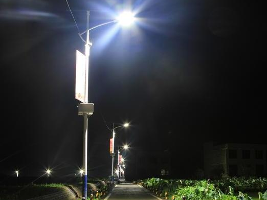 爱心献母校  路灯亮校园