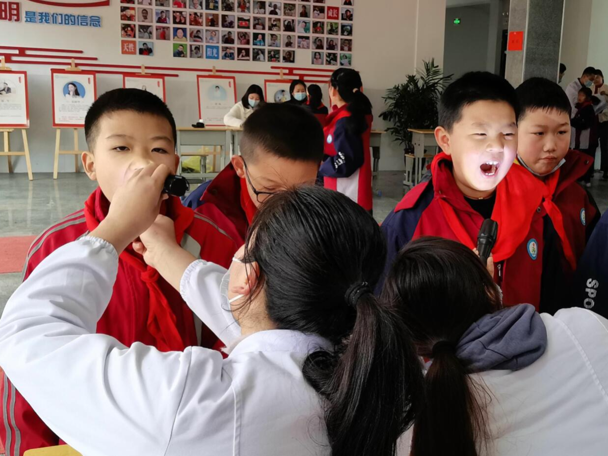 县第二实验小学1500名学生完成健康体检