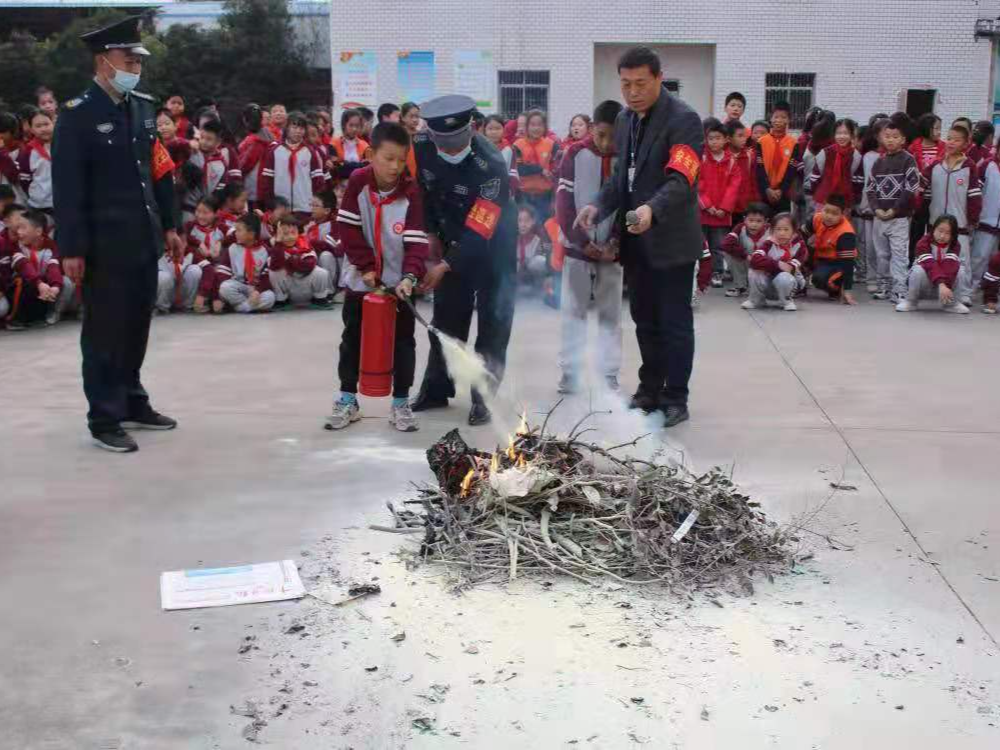 明清小学开展消防安全演练