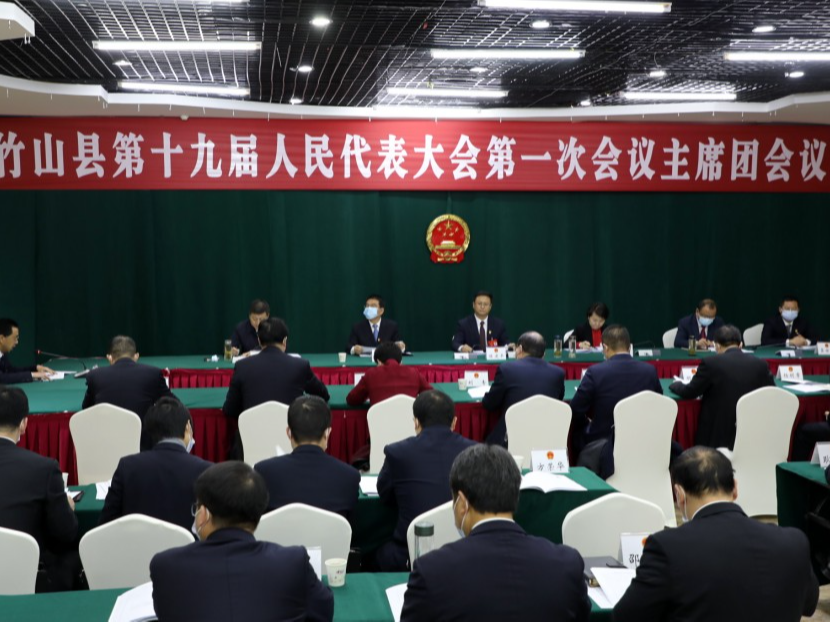 县十九届人大一次会议主席团召开第二次会议