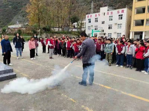 双台乡茅塔小学举行消防安全演练