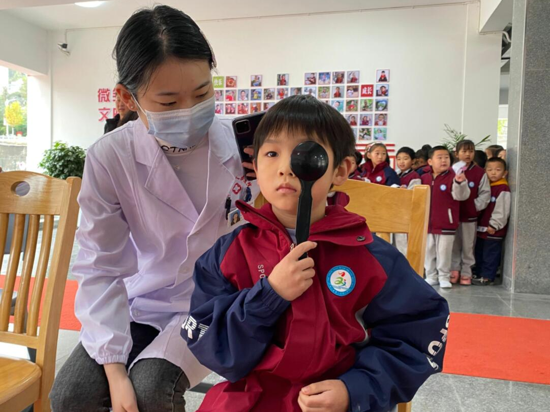 县第二实验小学：开展视力筛查 呵护学生健康