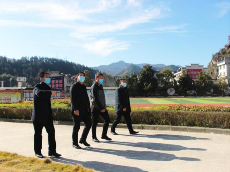 县教育局领导督导检查深河乡教育工作