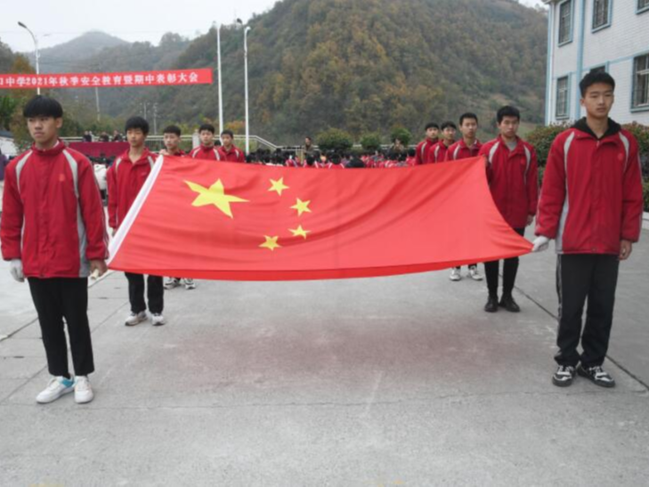 潘口中学举行2021年秋安全教育暨期中表彰大会