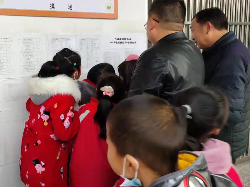 秦古镇中心学校：坚持财务公开  接受群众监督