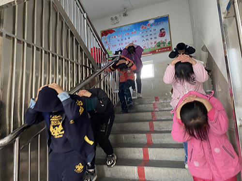挡鱼小学：开展应急疏散演练活动