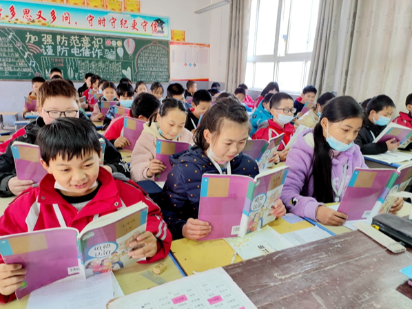 竹坪乡中心学校上好道法课培育好少年