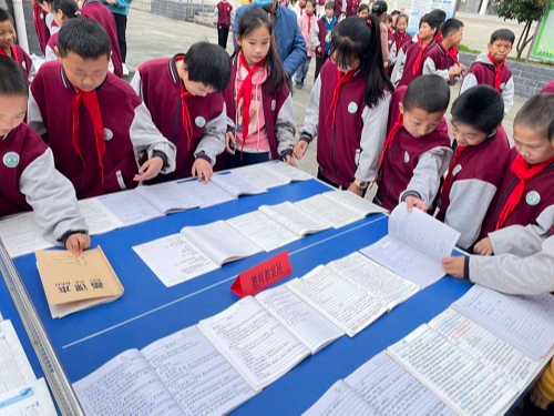 茅塔小学举行作业展览