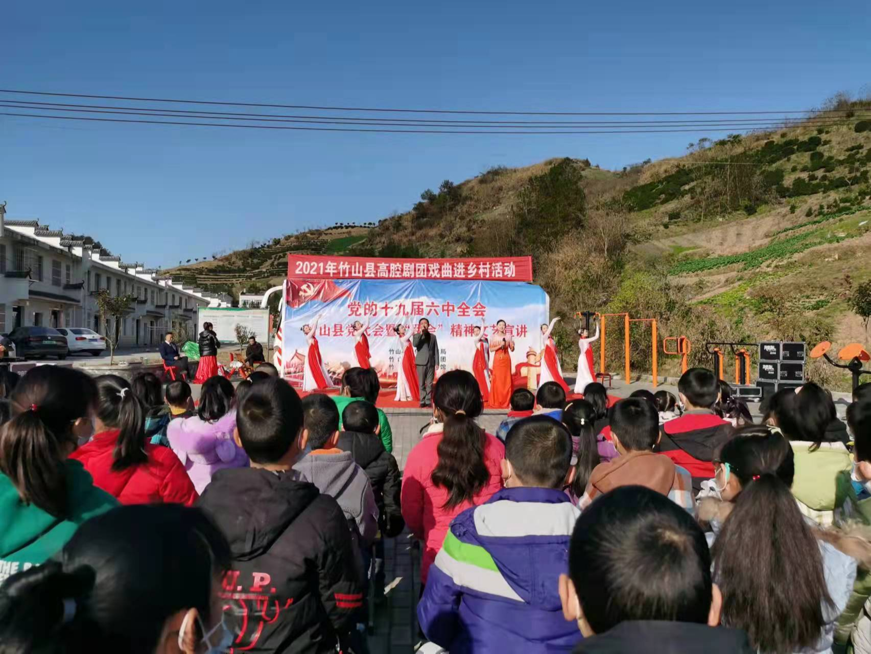 縣髙腔劇團赴寶豐鎮清泉村開展戲曲進鄉村活動