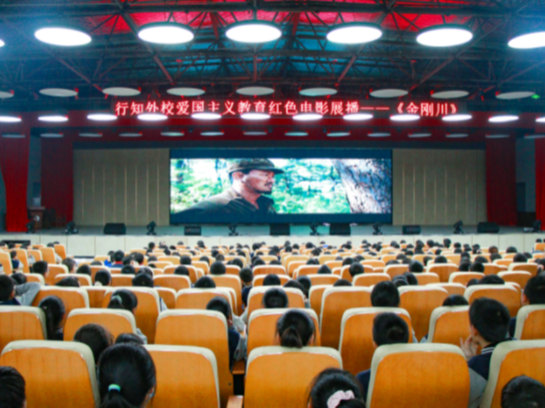 竹山行知外校组织观看红色电影学习抗美援朝精神