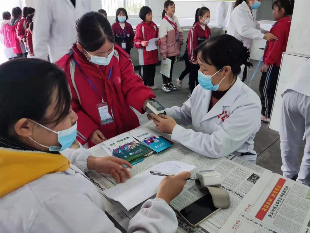 秦古镇小学组织学生进行健康体检