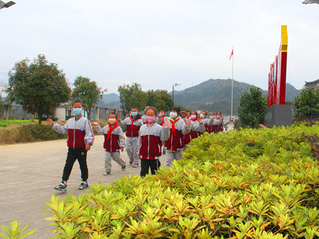 上庸镇中心学校：戴口罩成为校园靓丽风景