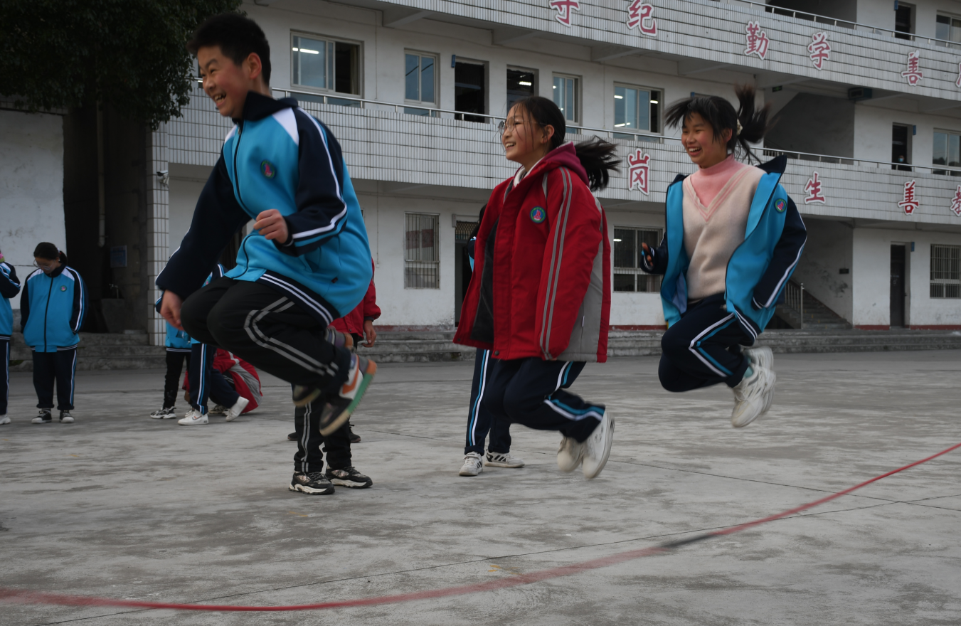 潘口中学：绳采飞扬   快乐无限