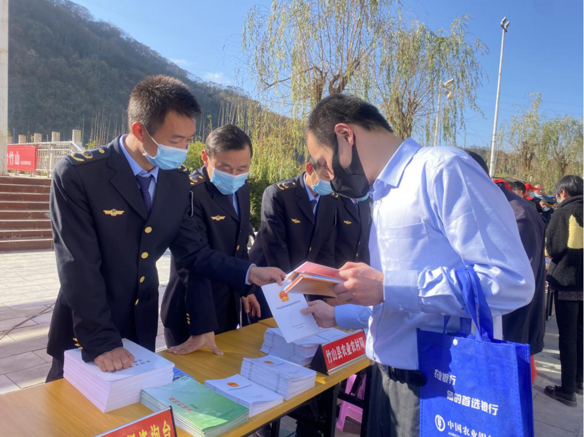 縣農(nóng)業(yè)綜合執(zhí)法大隊(duì)積極參與憲法宣傳周活動