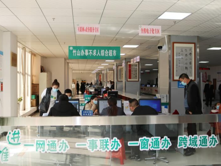 
縣行政審批局：打造“辦事不求人”政務服務特色品牌 