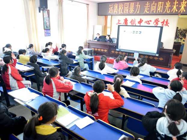 上庸镇九年一贯制学校开展法治教育讲座