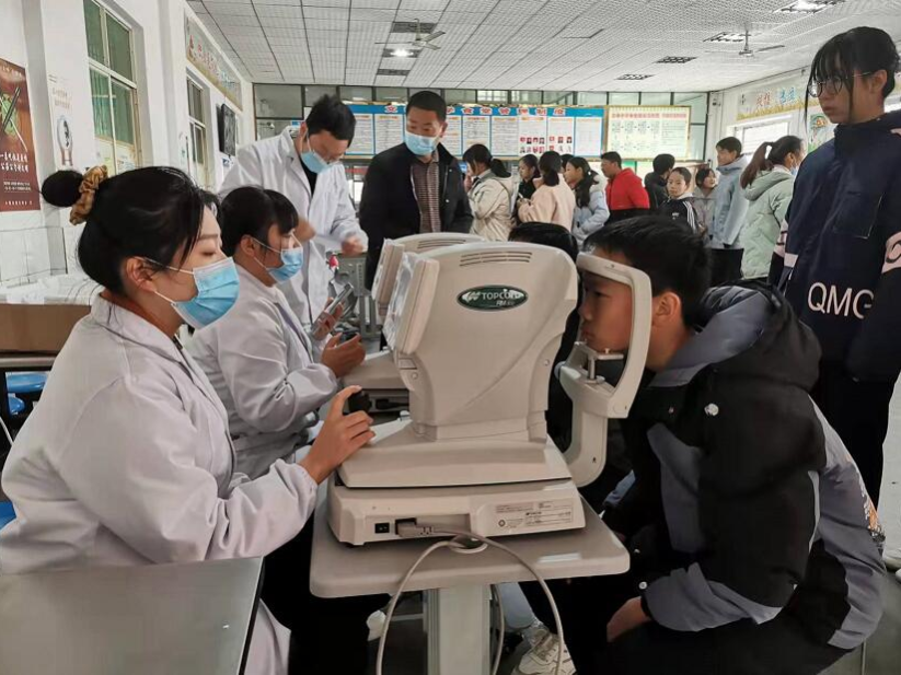 关爱学生眼健康 视力筛查进文中
