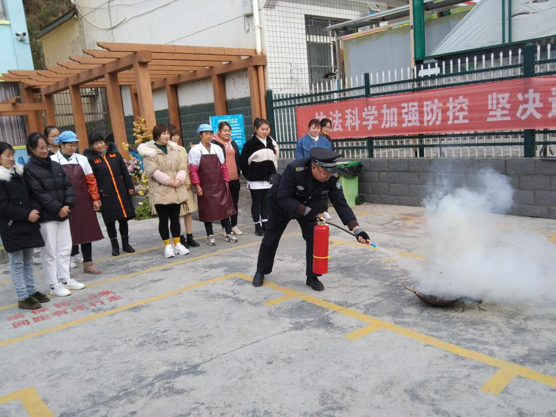 上庸镇中心幼儿园开展消防技能大比武