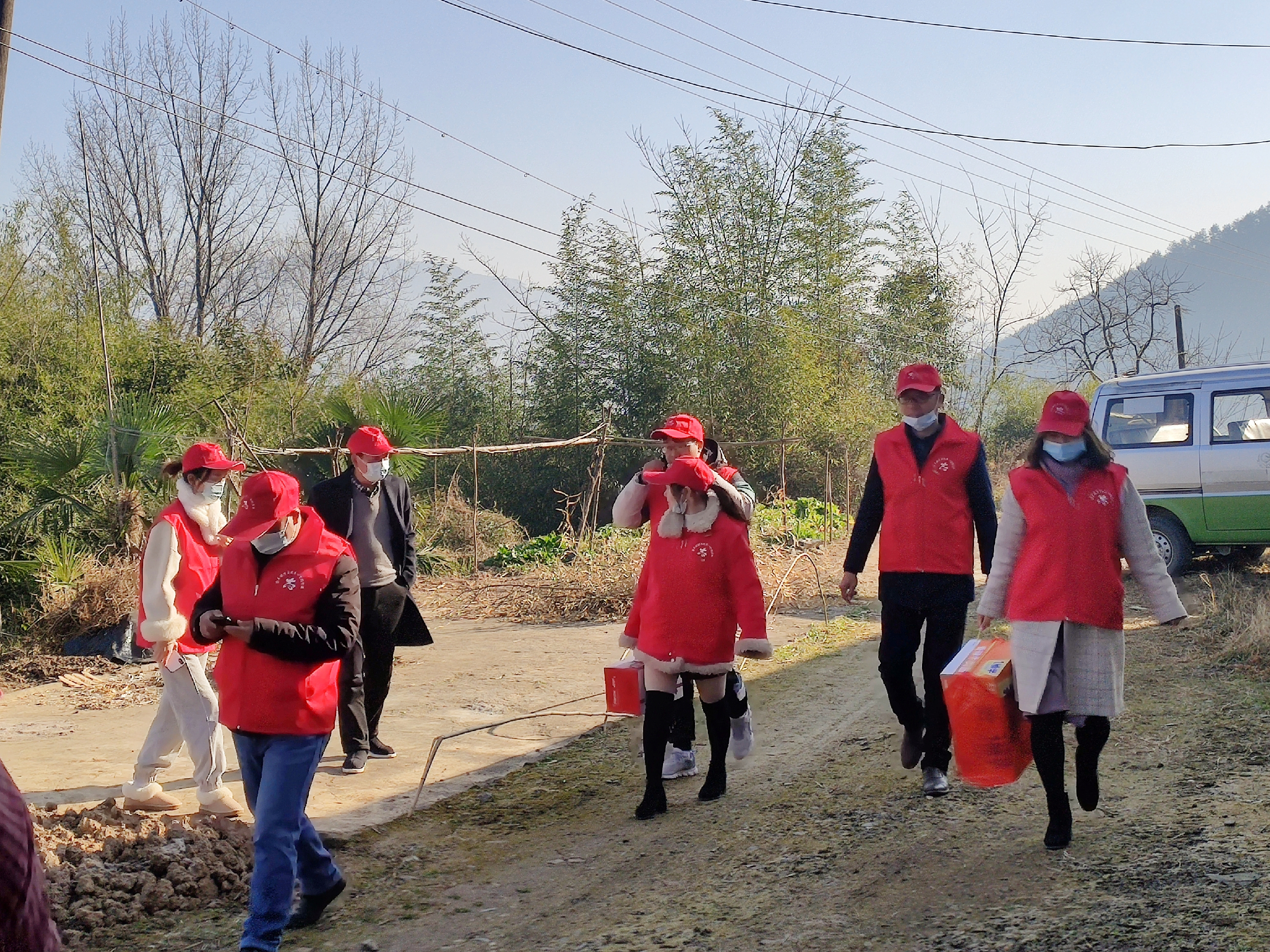 黄栗九年一贯制学校党员教师走访慰问留守老人