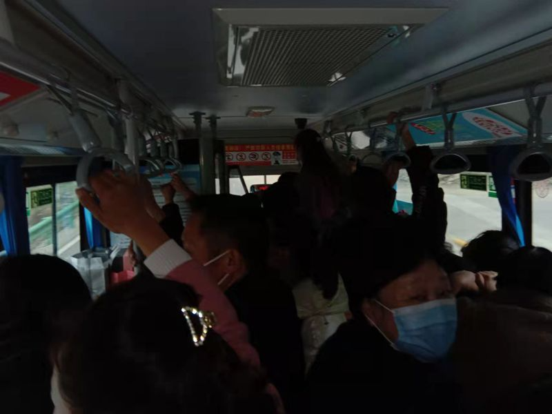 七旬老人公交車上熱淚念黨恩