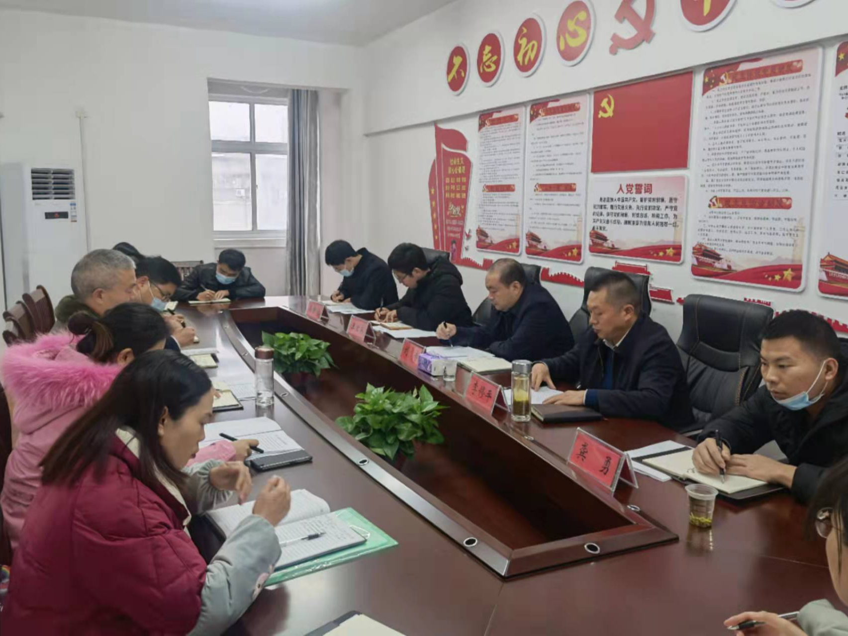 县领导调研人才工作