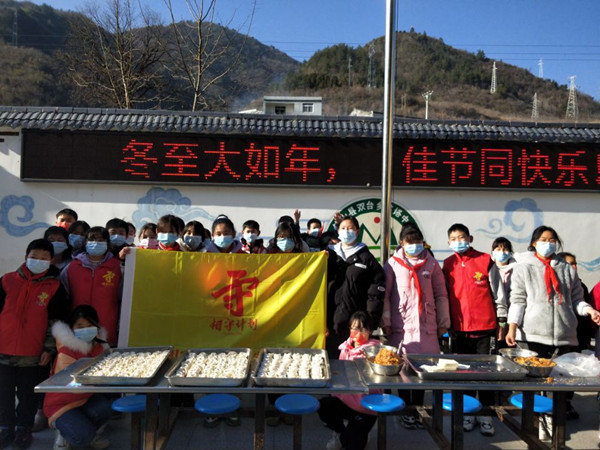 冬至节，学生包饺子吃饺子