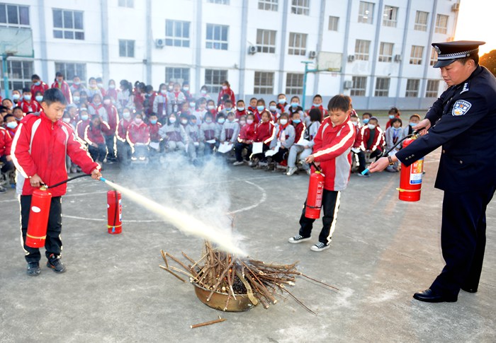 上庸镇：多点给力护航师生安全