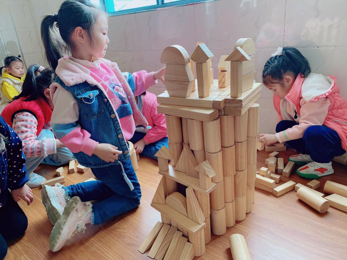 官渡中心幼儿园：快乐搭建，创意无限