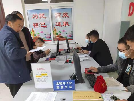 縣行政審批局著力打造幫辦代辦服務品牌