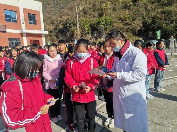 沧浪九年制学校：携手抗艾 重在预防