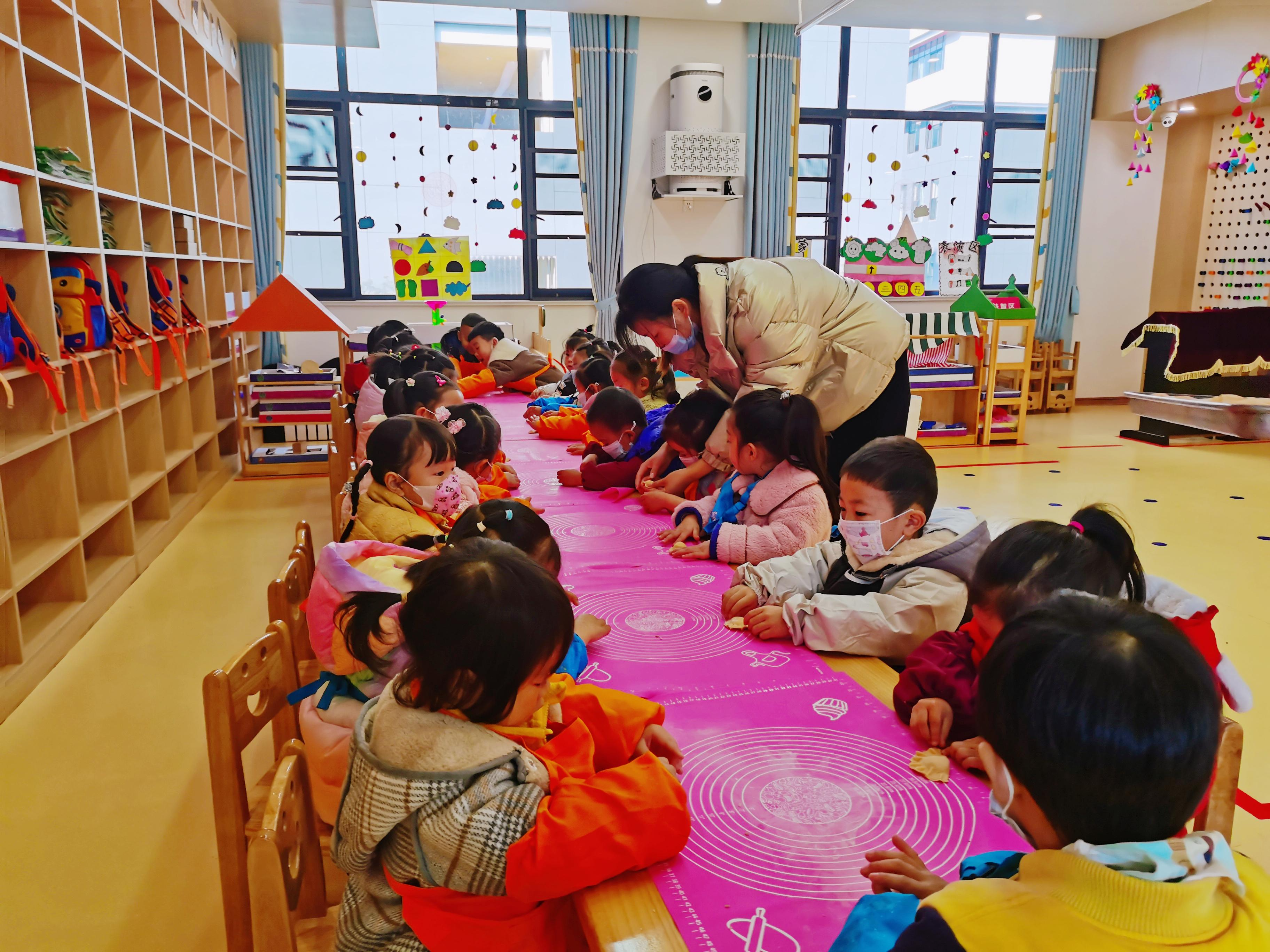 南山五福堂幼儿园开展“迎冬至  包饺子”活动