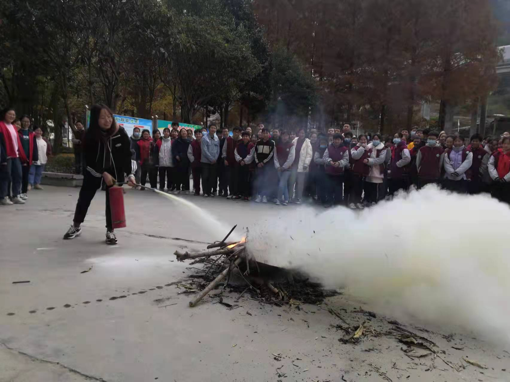 双台乡九年一贯制学校开展消防演练活动