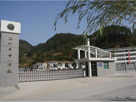 深河乡九年一贯制学校举行法制教育讲座