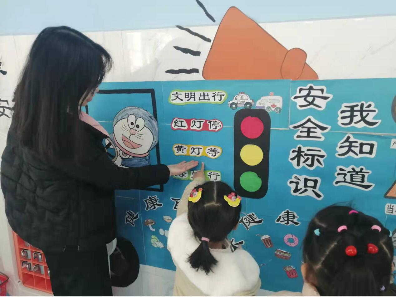 官渡中心幼儿园：开展幼儿交通安全教育活动