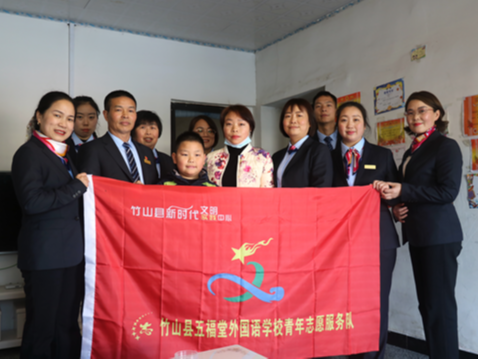 南山外校：志愿在行动 服务进南门