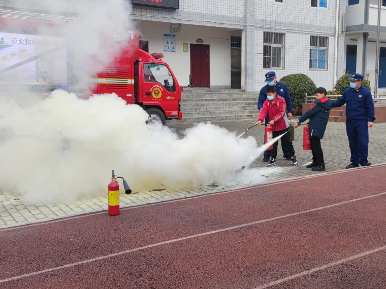 三台九年制学校：消防进校园，安全伴我行
