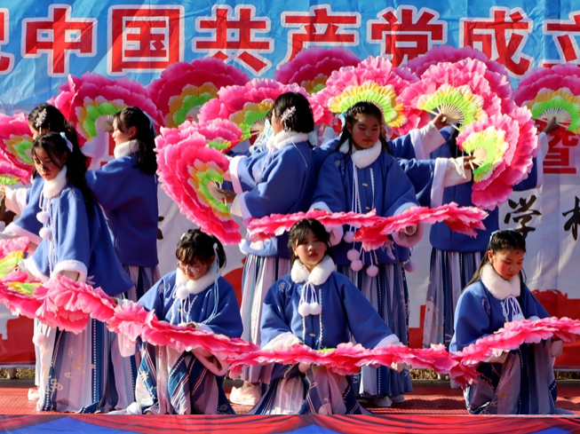 上庸镇九年一贯制学校迎元旦节目精彩纷呈