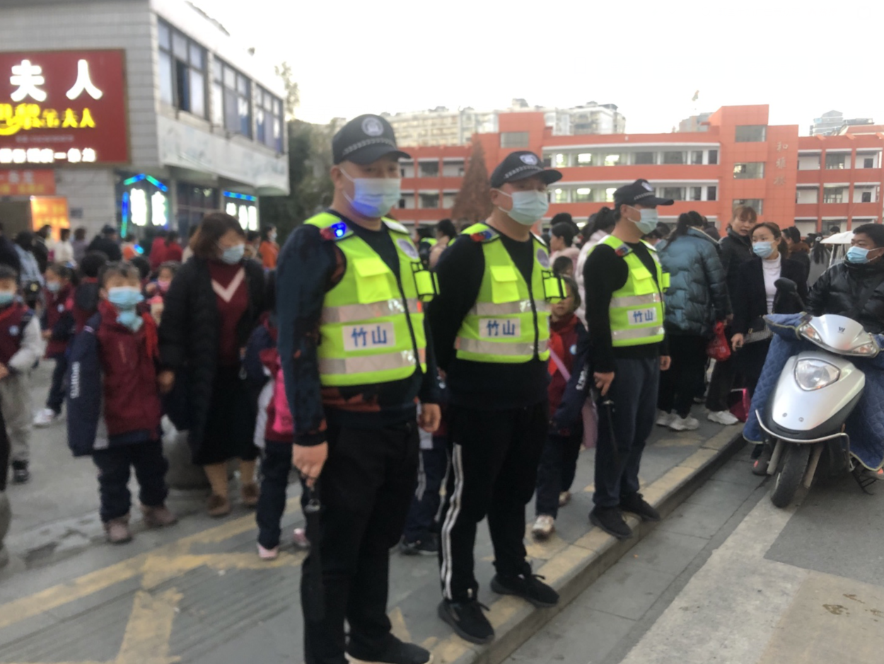 县第二实验小学：“义警”筑牢校园安全“防护盾”