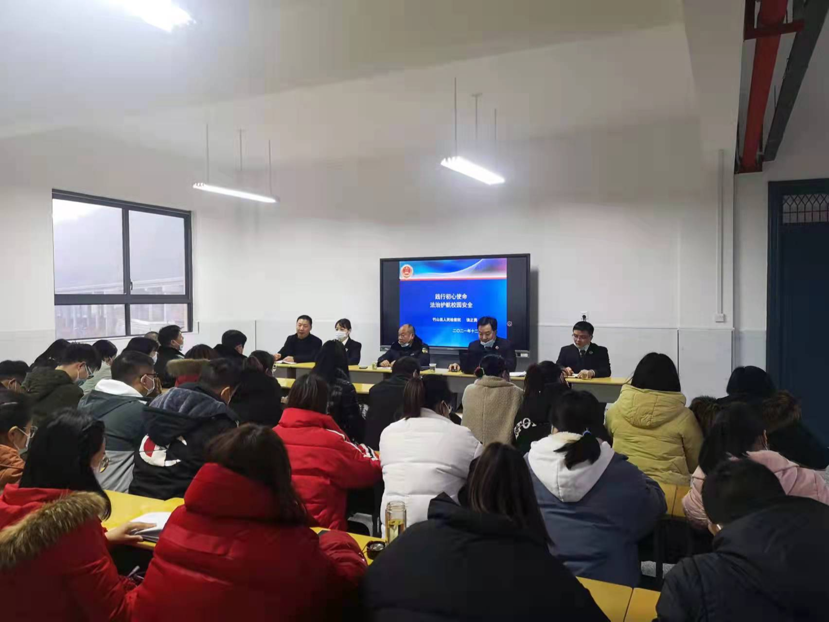 双台乡中心学校开展法治教育进校园活动