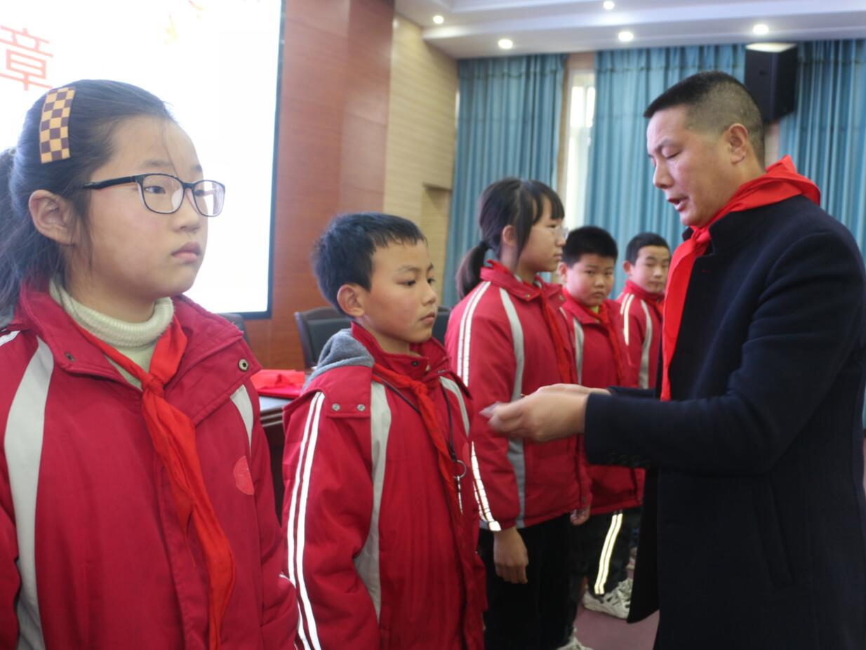 溢水小学少工委举行“红领巾奖章”一星章颁章仪式