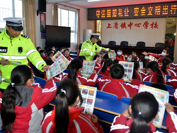 上庸鎮(zhèn)：交通安全知識進校園 警校攜手保安全