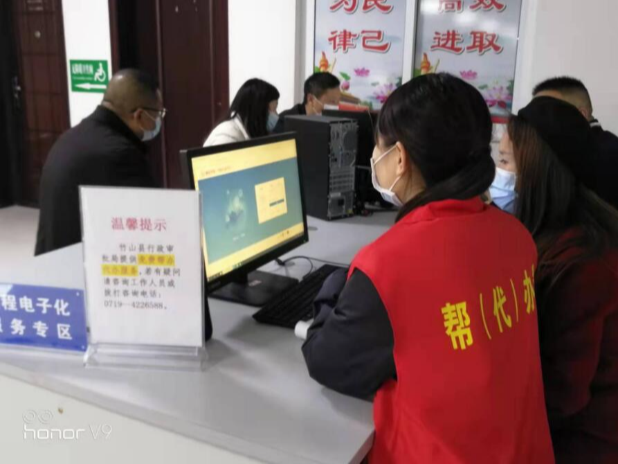 縣政務服務大廳：幫辦代辦暖人心
