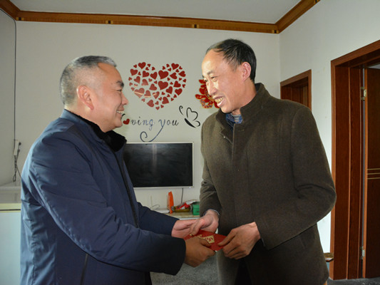 竹山二中慰问22名离退休教师