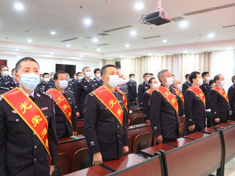 县公安局举行民警荣誉退休仪式